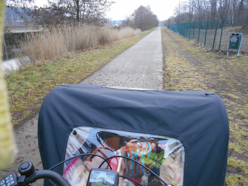 Transporter les enfants de 5 ans à...
Photo d'un vélo cargo avec mes filles à l'intérieur.