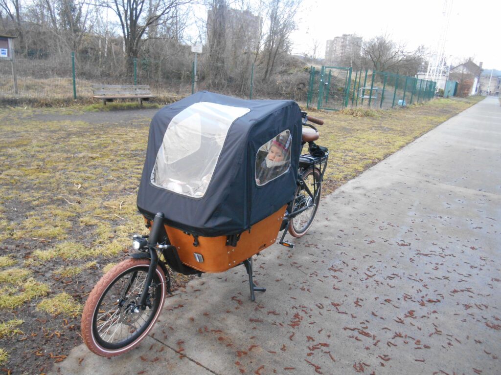 Transporter les enfants de 5 ans à...
Photo d'un vélo cargo avec mes filles à l'intérieur.