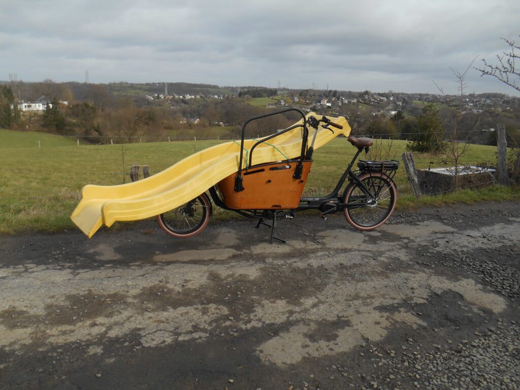 Photo d'un vélo cargo transportant un tobogan.