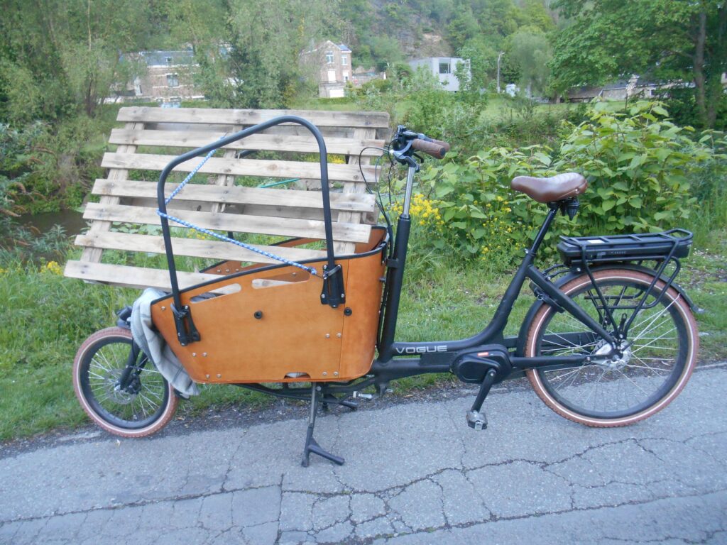 Photo d'un vélo cargo transportant une palette.