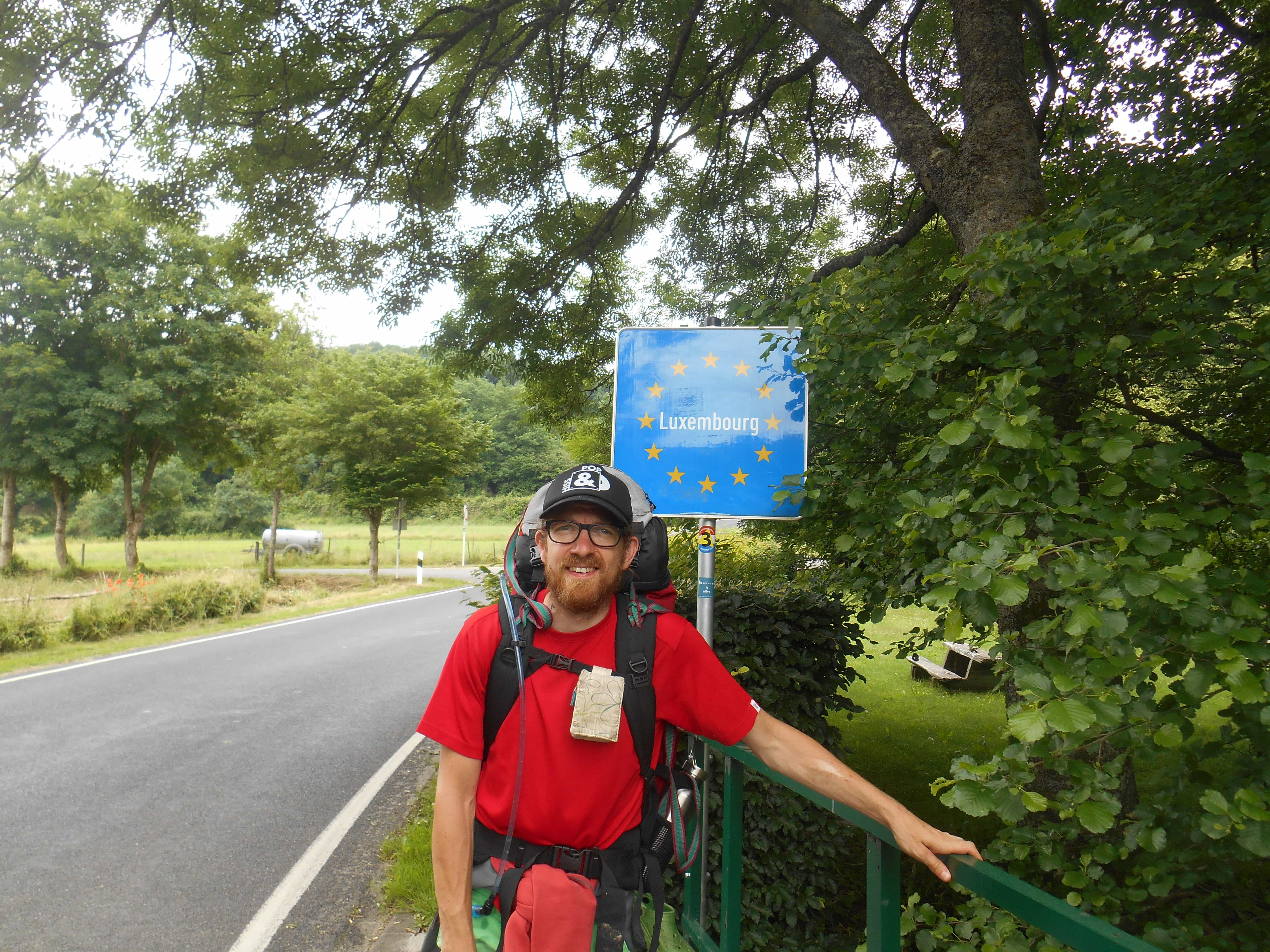 GR5 de Vielsalm à Clervaux - Jours 6-7-8.
Photo de moi à la frontière entre le Luxembourg et la Belgique.