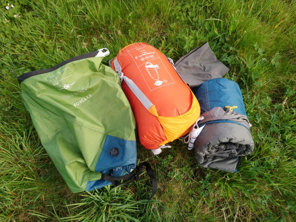 Bikepacking en image.
Ce qui se trouve sur la sacoche de selle étalé sur la pelouse.