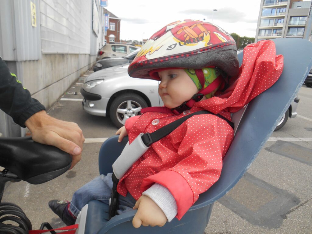 Transporter les enfants de 9 mois à 5 ans.
Photo de ma fille Florine sur le siège enfant.