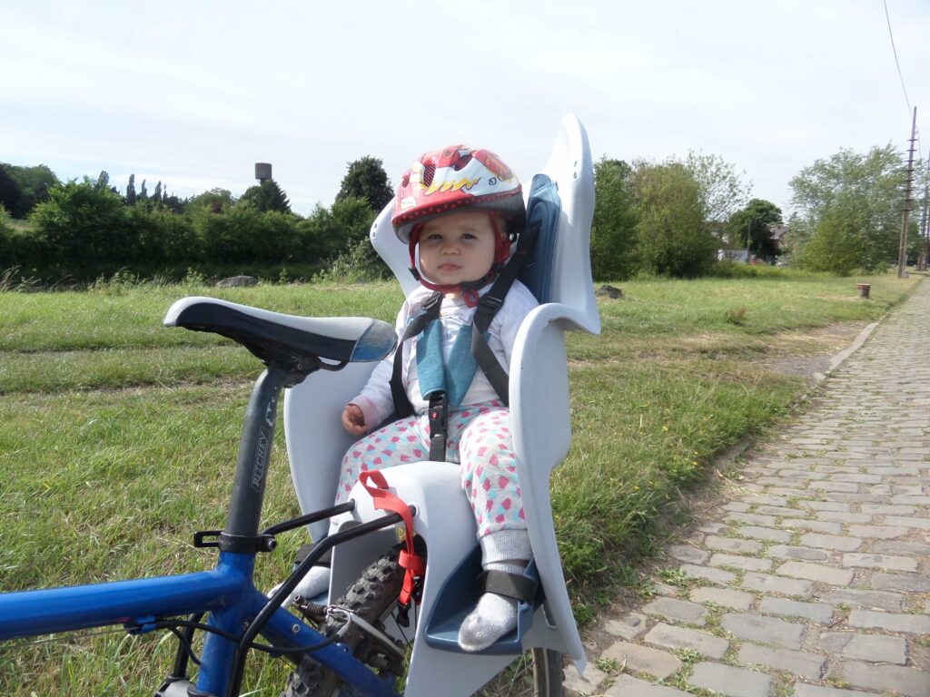 Transporter les enfants de 9 mois à 5 ans.
Photo de ma fille Lou sur le siège enfant.