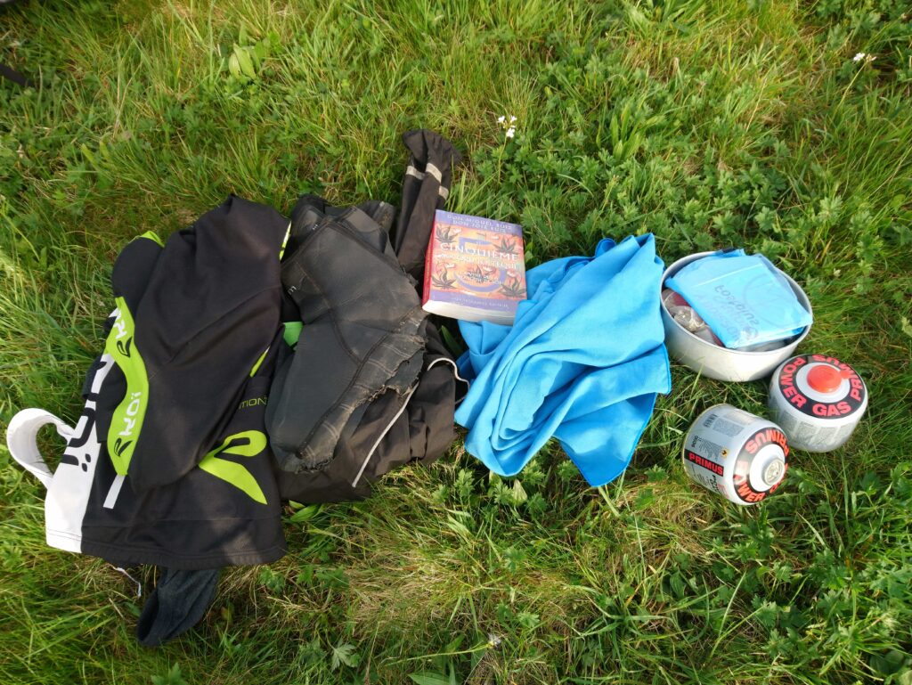 Bikepacking en image.
Étalé sur la pelouse mon matériel de ma sacoche de selle.