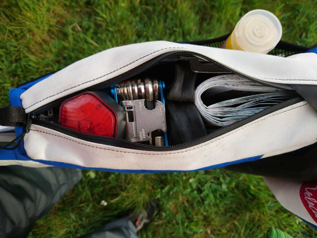 Bikepacking en image.
Photo de ma sacoche top-tube chargé de toutes mes affaires.
