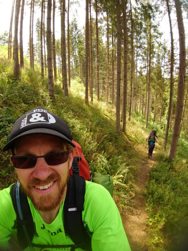 GR5 de Clervaux à Mertert - Jours 9 à 15.
Selfie avec en fond la forêt et Audrey.