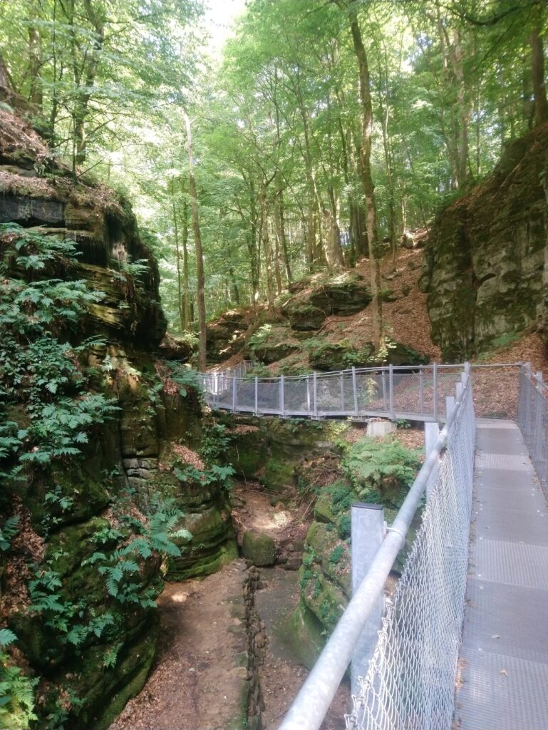 GR5 de Clervaux à Mertert - Jours 9 à 15.
Photo d'un petit passage entre les rochers de Berdorf.