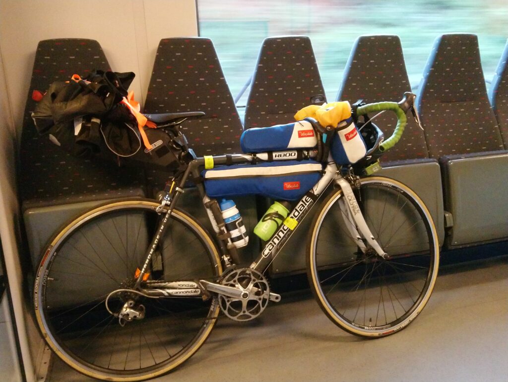 Bikepacking: Clervaux (Lux) à Liège
Photo de mon vélo équipé en mode bikepacking dans le train.