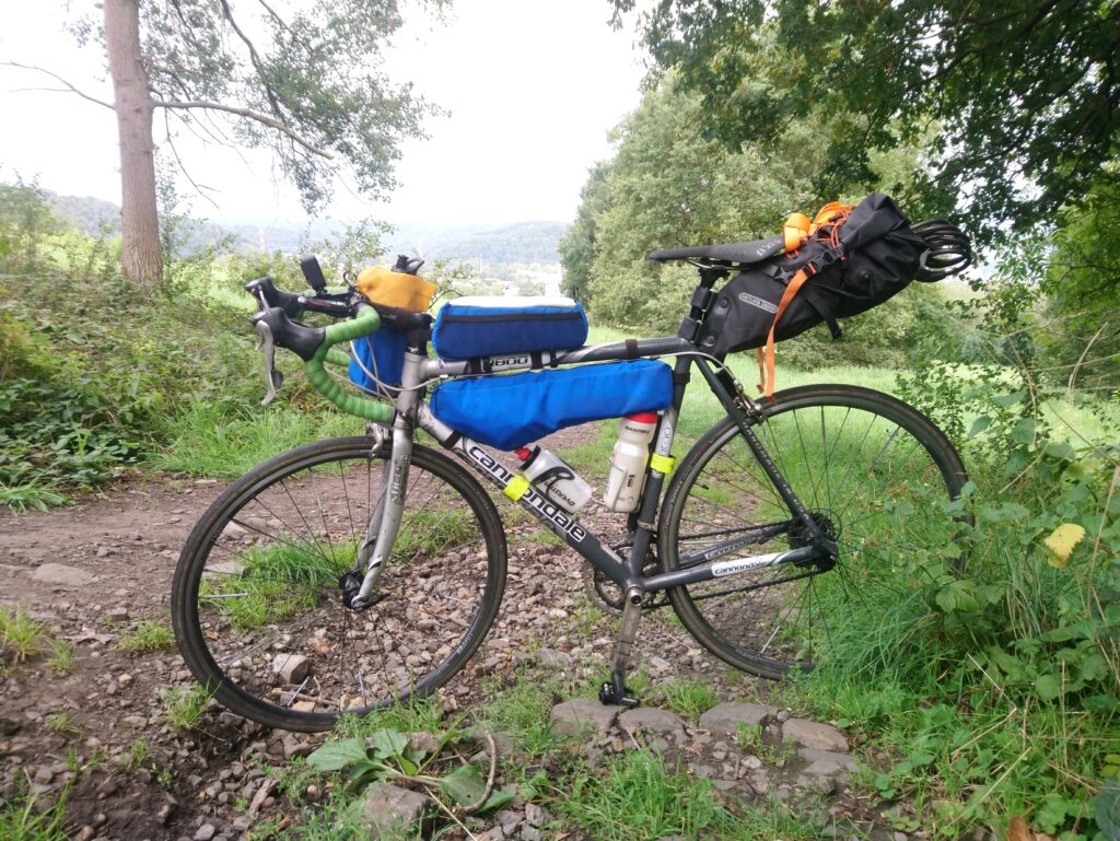 Mon vélo chargé en bikepacking pour ma course Liège-Chimay-Liège le lendemain.